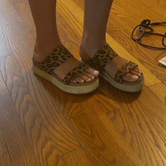 DRESS UP BOUTIQUE CHEETAH PRINT SANDALS- women’s size 8.5 - Picture 2 of 4